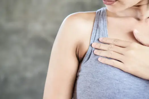 Przebarwienia pod pachami - skąd się biorą i jak je rozjaśnić