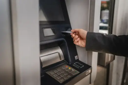 Ile można wypłacić z bankomatu? Sprawdź limity i uniknij opłat!