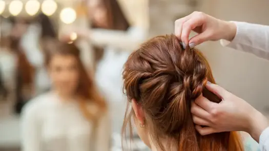 Fryzura dla mamy na komunię - lekkie upięcia i fale