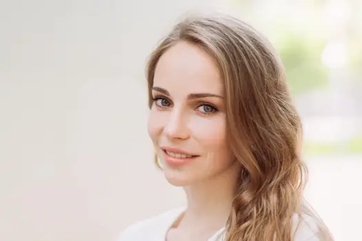 Mysi blond - komu pasuje i jak go uzyskać bez szarości