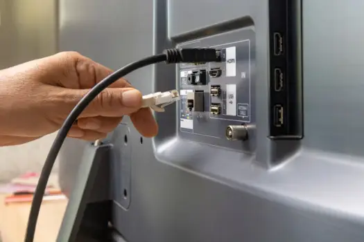 Jak podłączyć internet do telewizora Samsung - Wi-Fi czy kabel LAN?