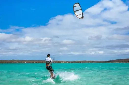 Jak pływać na kitesurfingu: uniknij najczęstszych błędów początkujących