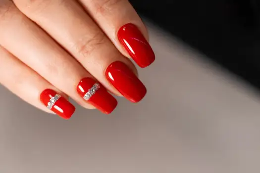 Czerwone paznokcie, które wyglądają świeżo i elegancko
