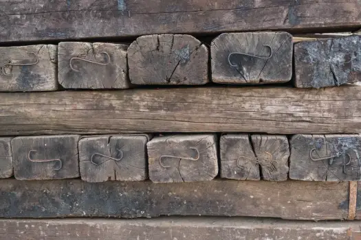 Podkłady kolejowe w ogrodzie: Ryzyko, prawo i bezpieczne alternatywy