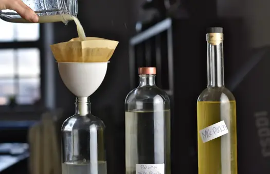 Jak zrobić klarowne drinki Milk Punch w domu? Przewodnik