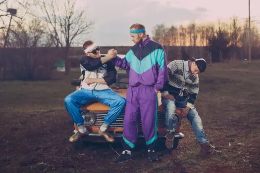 Moda lat 90. - jak nosić ten styl bez efektu przebrania?