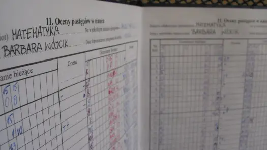Kiedy są wystawiane oceny? Daty i zasady klasyfikacji