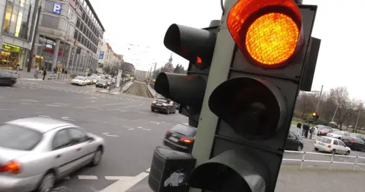 Kamery na czerwonym świetle - Sprawdź, gdzie są i uniknij mandatu