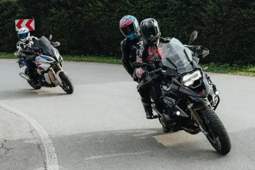 Hamowanie motocyklem: Techniki, błędy i bezpieczeństwo (Poradnik)