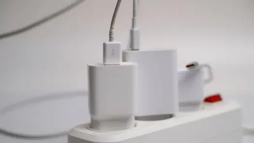 Który kabel to plus a który minus w ładowarce - Jak to rozpoznać?