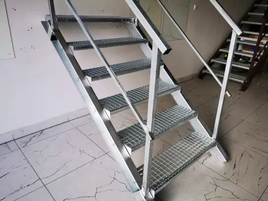 Metalowe schody do piwnicy: Wybór, montaż i koszty (Kompletny przewodnik)