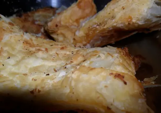 Jak upiec ciasto francuskie z Biedronki? Prosty przepis krok po kroku