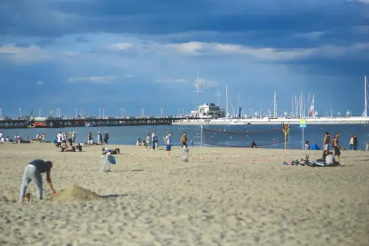 Sopot plaża - Przewodnik: Wybierz idealny odcinek i uniknij tłumów