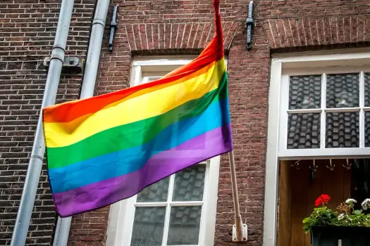 Tęczowa flaga LGBT - co naprawdę oznacza? Unikaj błędów!