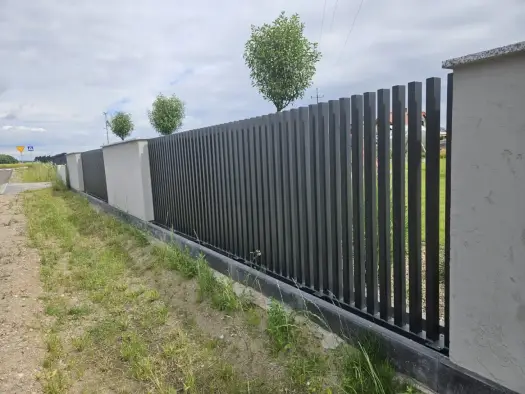 Ogrodzenie panelowe na spadku - Jak zamontować prawidłowo?