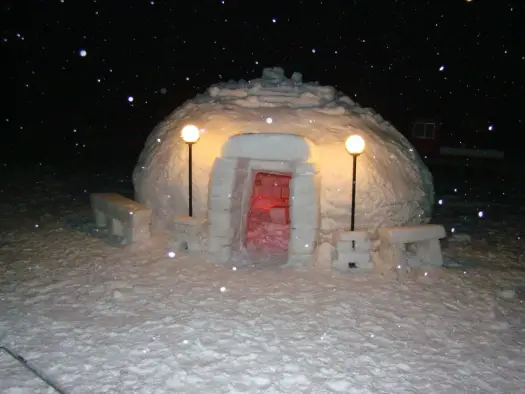 Igloo - Jak powstaje śnieżny dom i dlaczego w środku jest ciepło?