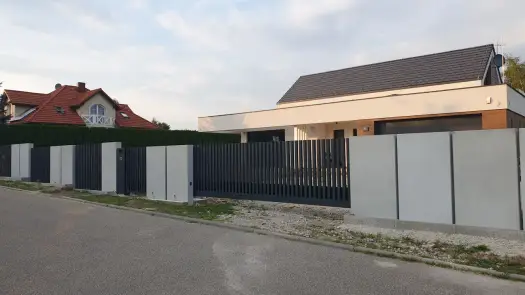 Beton architektoniczny na ogrodzenie - estetyka, trwałość, koszty