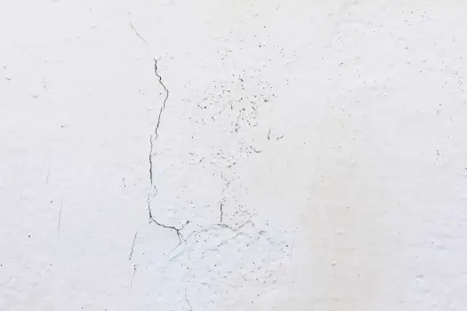 Dlaczego pęka tynk gipsowy? Przyczyny, diagnoza i naprawa