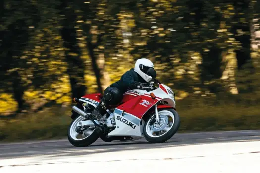 Suzuki RGV 250 - czy warto kupić ten dwusuw?