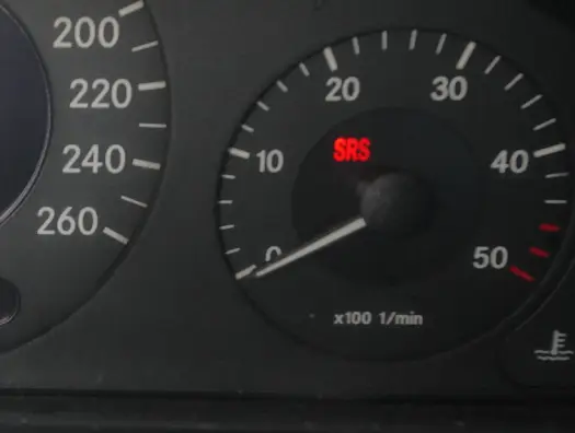 Kontrolka SRS Mercedes - Co oznacza i ile kosztuje naprawa?