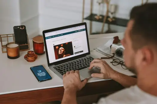 Jak sprawdzić model laptopa - Windows, MacBook i etykieta