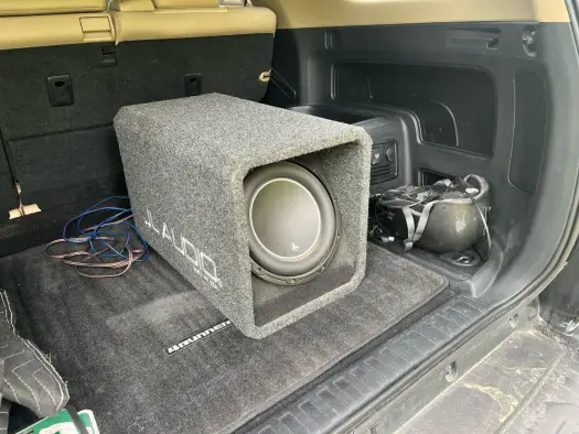 Subwoofer w samochodzie - jak zamontować? Pełny poradnik DIY