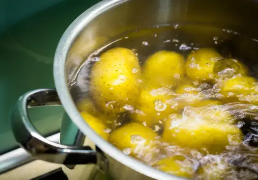 Ile gotować jarzyny na sałatkę? Czas, metody i idealna konsystencja