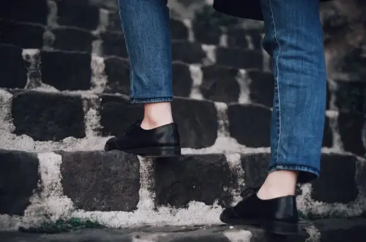 Stylizacje z lakierkami damskimi, które zachwycą na każdą okazję