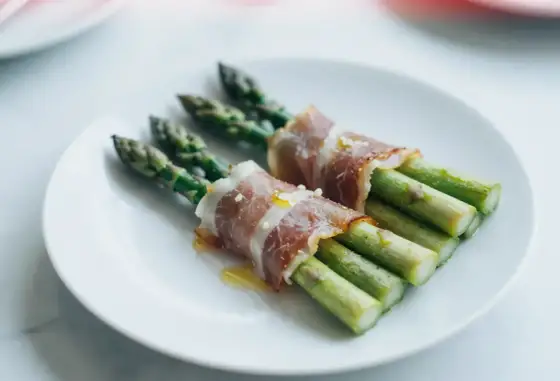 Szparagi w szynce parmeńskiej - idealny przepis krok po kroku