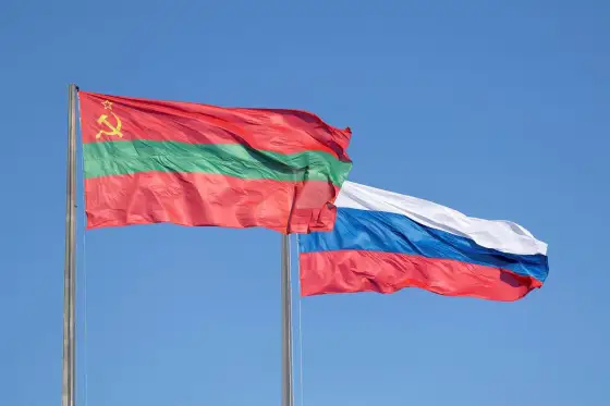 Mylisz flagi niebiesko-czerwone? Naucz się je rozróżniać!