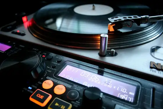 Pionierzy muzyki elektronicznej: Kto ukształtował brzmienie współczesności?