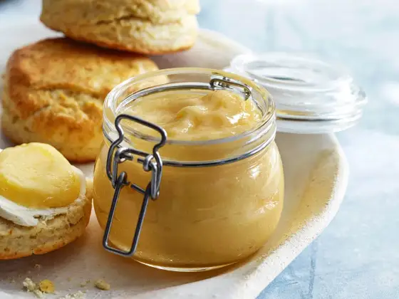 Lemon curd recept - så får du en len och stabil citronkräm