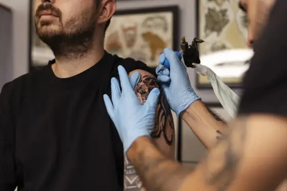 Jak zacząć tatuować profesjonalnie? Kompletny przewodnik krok po kroku