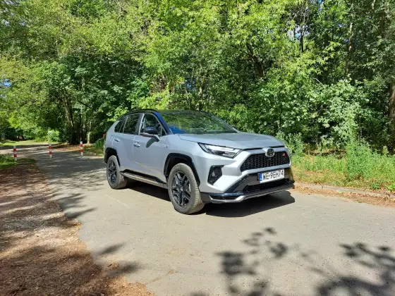 Ile pali Toyota RAV4 Hybrid? Realne spalanie i porady!