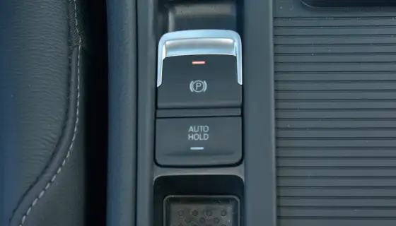 Auto Hold - jak działa i czy poprawia bezpieczeństwo?