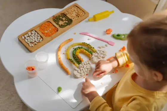 Zabawy sensoryczne w domu - Jak wspierać rozwój bez zbędnych zakupów?