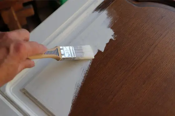 Vernir une peinture sur bois sans traces ni coulures