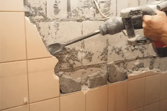 Skuwanie płytek: Poradnik DIY. Zrób to sam i oszczędź na remoncie!