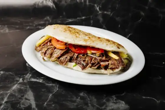 Ile kcal ma kebab na talerzu? Sprawdź kalorie i składniki