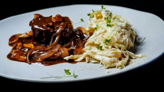 Mięsny klasyk - jak podawać, by nie był ciężki?