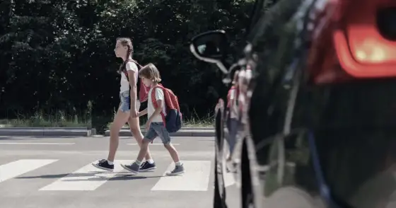 Pieszy na drodze - 3 zasady, które ratują życie