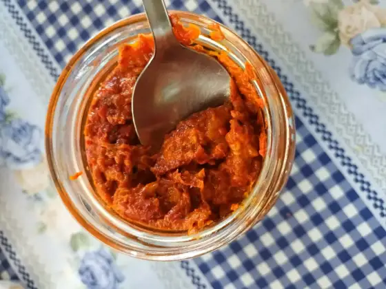 Ajvar co to jest? Sprawdź, jak smakuje i do czego pasuje