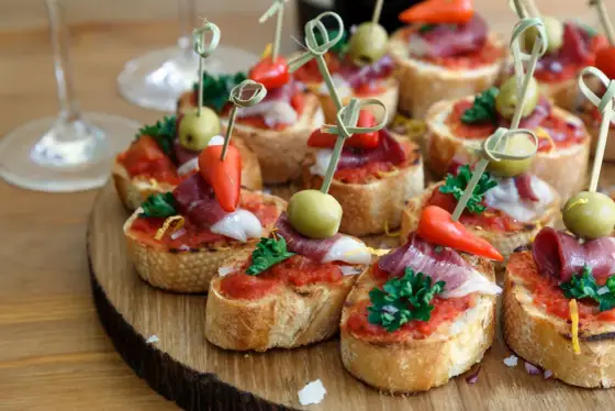 Sałatki i przekąski na imprezę - prosty sposób na wygodne menu