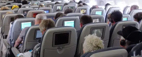 Jak oglądać filmy w samolocie: najlepsze metody i triki na lot
