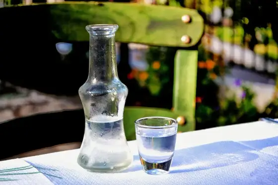 Grecka wódka - Ouzo, tsipouro i tsikoudia. Jak pić i co wybrać?