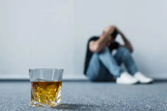 Alkohol a depresja: Dwukierunkowa pułapka. Jak się uwolnić?