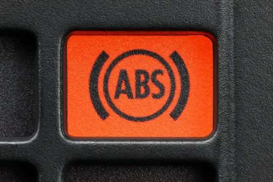 ABS w samochodzie - jak działa, jak hamować i co oznacza awaria?