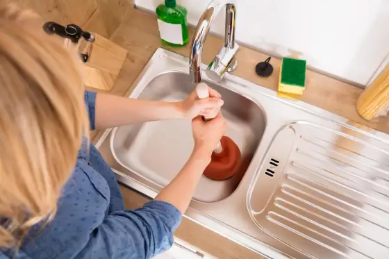 Jak odetkać zlew w kuchni? Sprawdzone sposoby i zapobieganie