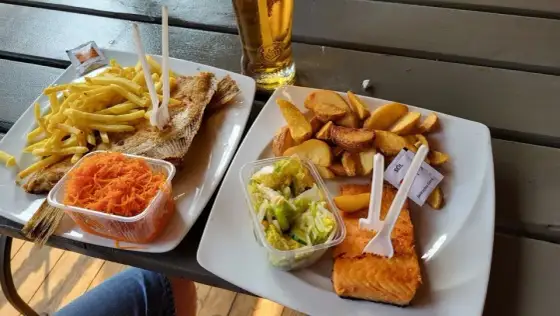 Jastrzębia Góra poza sezonem: Gdzie smacznie zjeść? Sprawdzone adresy!