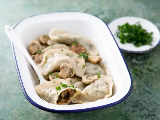 Pierogi z pieczarkami i serem - prosty przepis i wskazówki